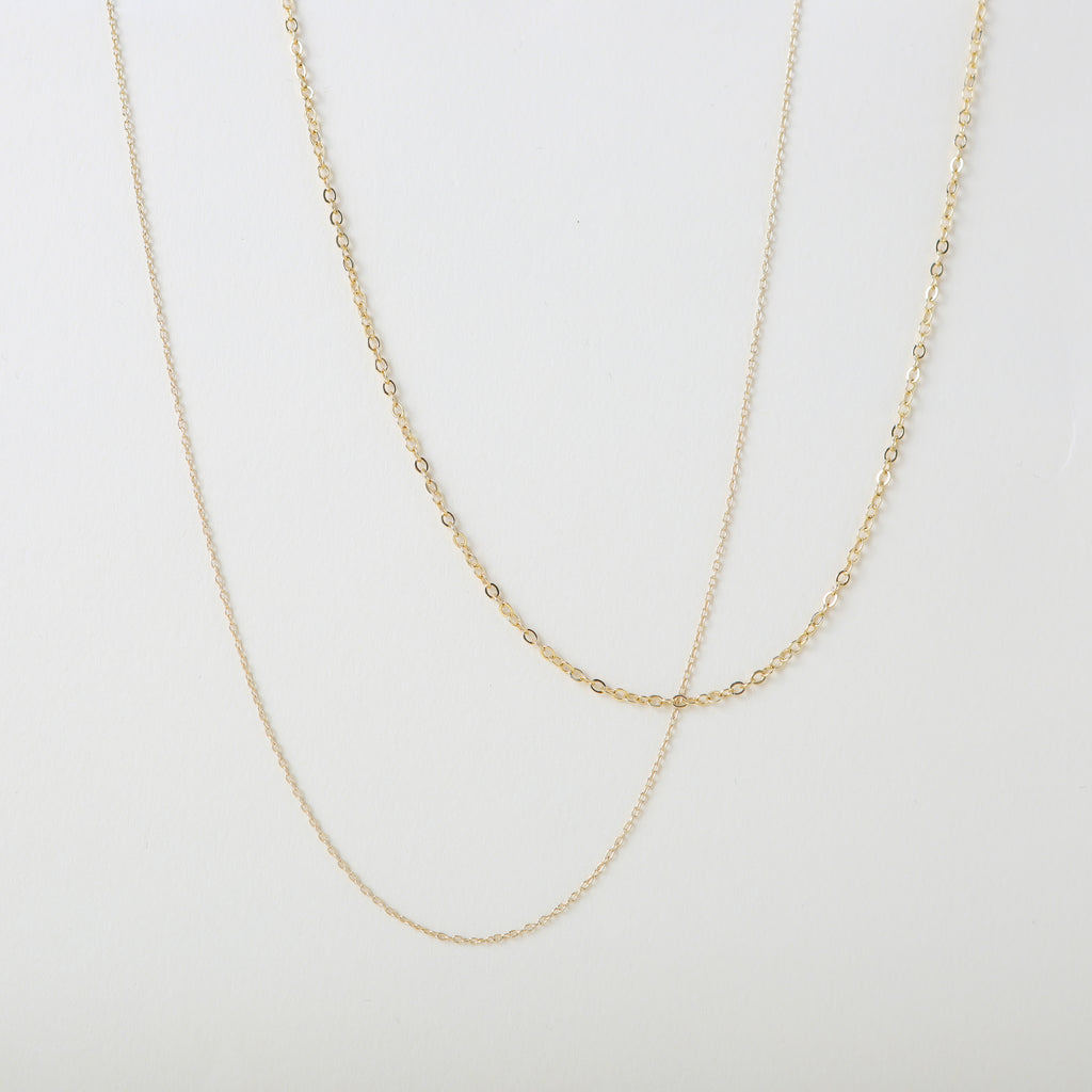2 Gold necklaces with lobster clasp