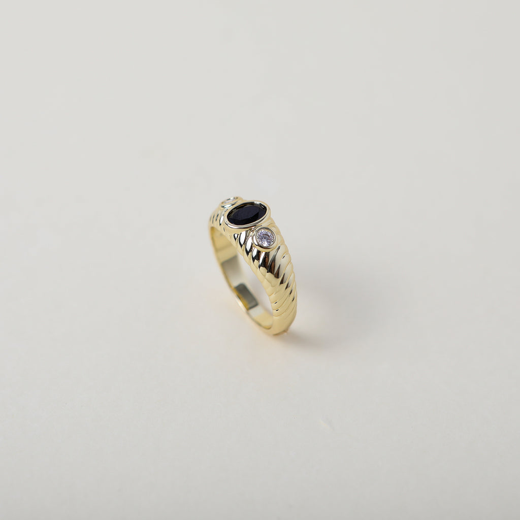 vintage heirloom style ring. Featuring the classic croissant style pattern accented with an onyx coloured crystal 