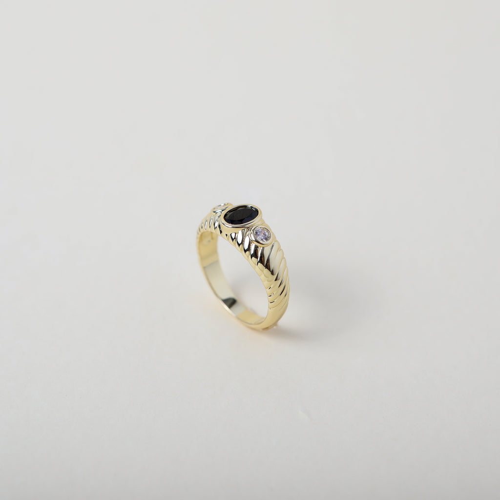 vintage heirloom style ring. Featuring the classic croissant style pattern accented with an onyx coloured crystal 