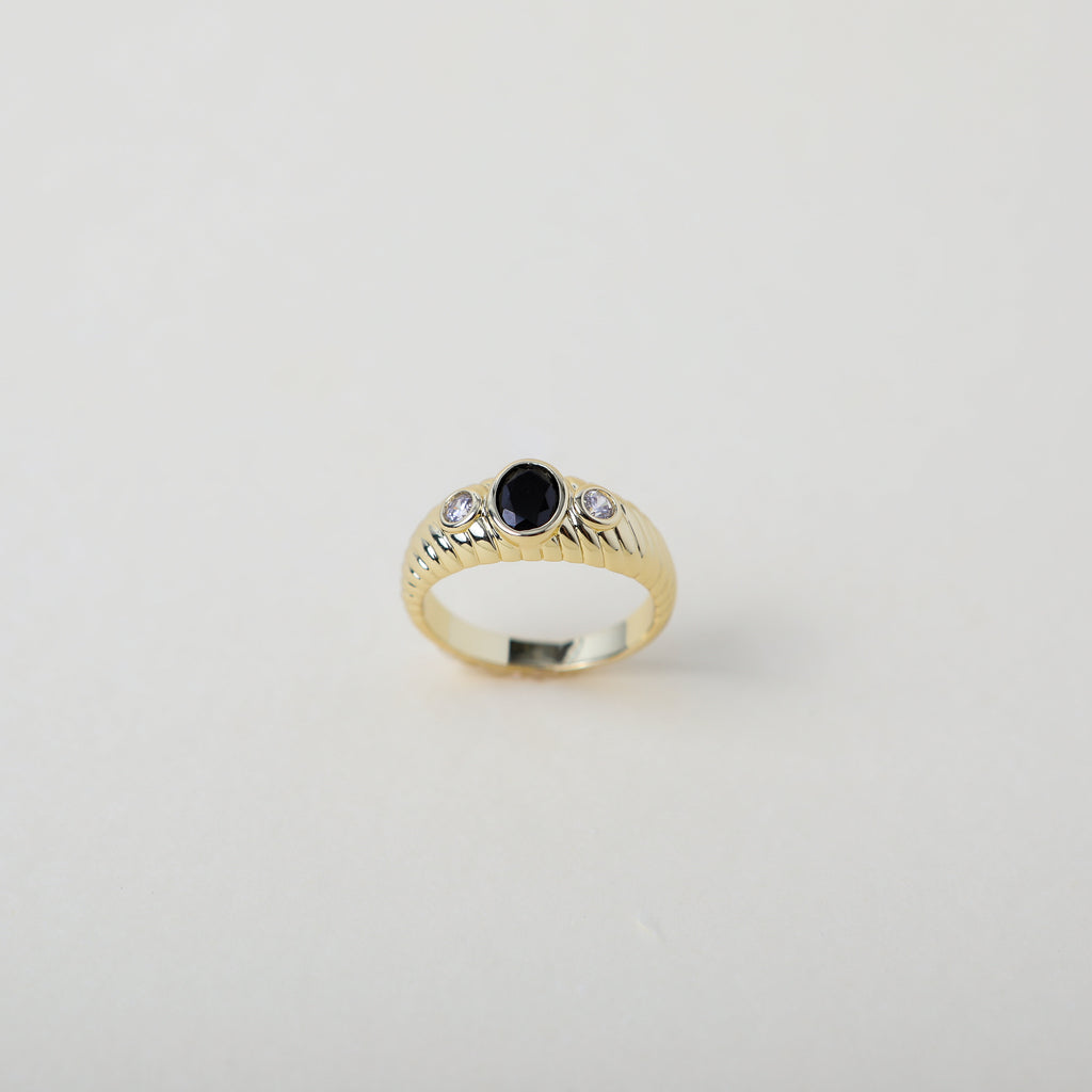 vintage heirloom style ring. Featuring the classic croissant style pattern accented with an onyx coloured crystal 